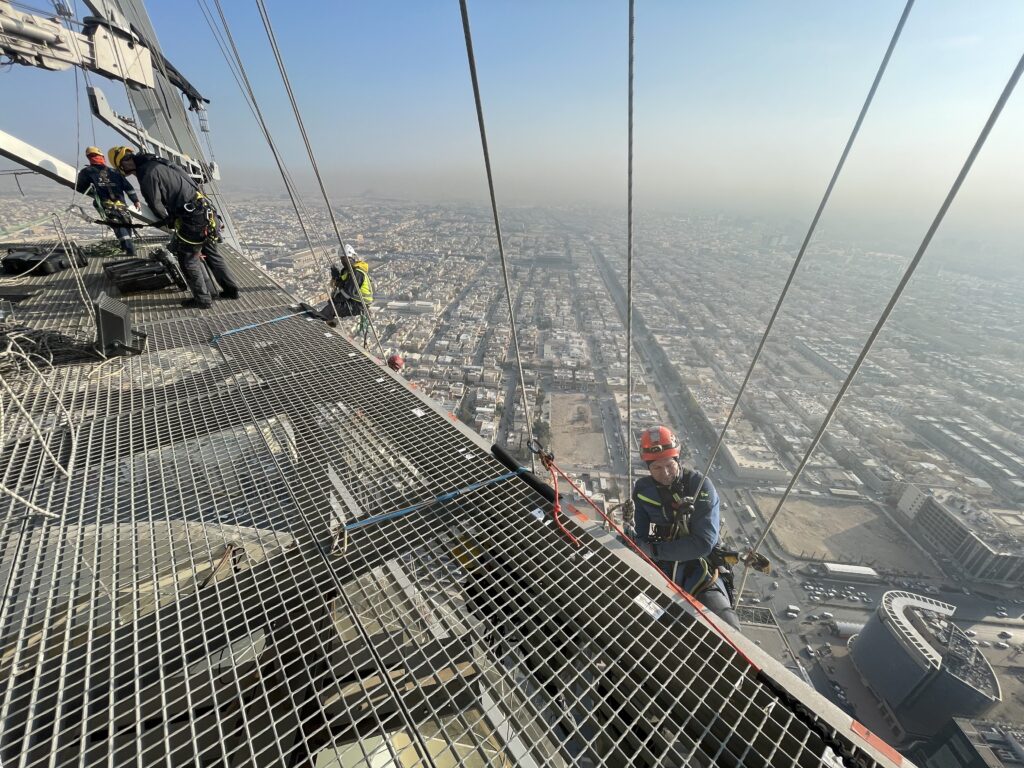 Když výška není překážka: Jak jsme instalovali světla ve výšce 300 metrů v centru Rijádu
