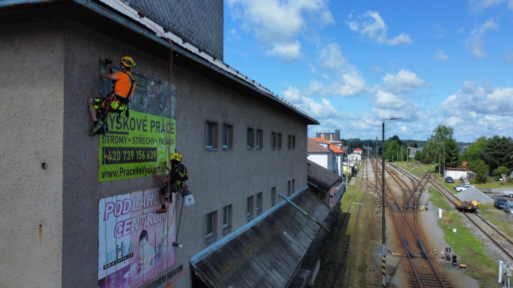 Jak jsme nainstalovali reklamní banner na silo v Poličce – a to přímo nad železniční tratí